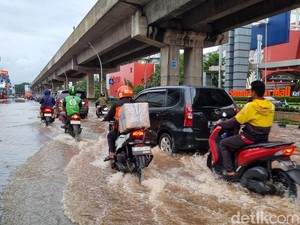 Petang Ini, Sisa Banjir Jl Boulevard Kelapa Gading Belum Surut Total