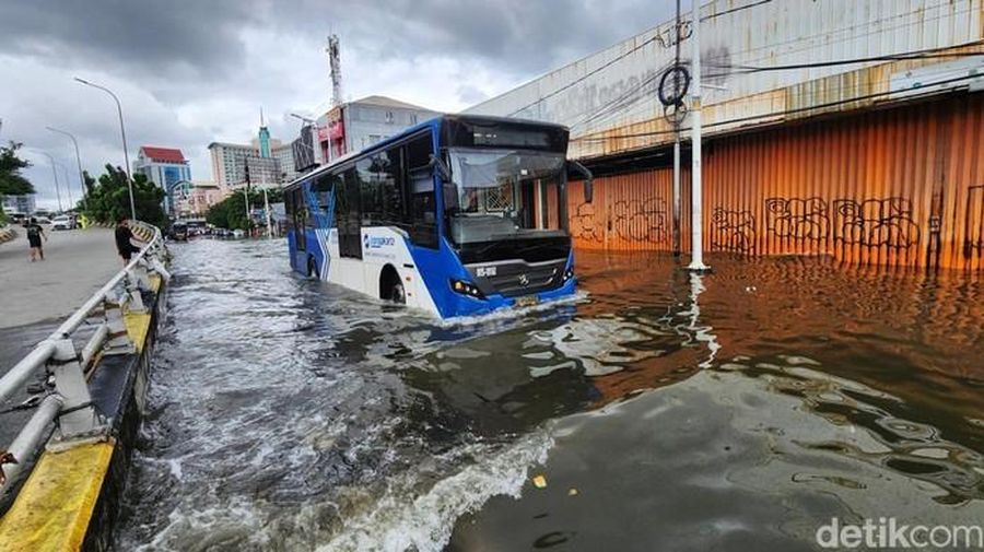 Genangan Air sekitar 30 Cm di KM 31.200 Tol Sedyatmo Exit Cengkareng arah Bandara Soetta. (X/TMCPoldaMetro)