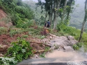 Longsor Kembali Putus Akses Jalur Madiun-Telaga Ngebel Ponorogo
