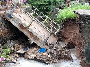 Jembatan Penghubung Pasar Kasih Naikoten 1 Ambruk