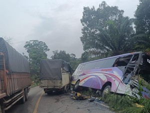 Truk Vs Bus Adu Banteng di Jalintim Muba, 1 Pengemudi Luka-luka
