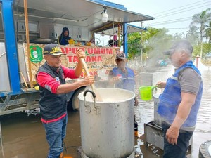 Kemensos Bangun Dapur Umum-Beri Bantuan Logistik ke Korban Banjir Mempawah