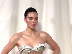 Kendall Jenner Curhat Momen Personal, Cara Asuh Kris Jenner Disorot