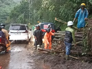 Waspada! Longsor Hanyutkan Jenazah, Ancam Wisata-Rumah Warga di Jatim