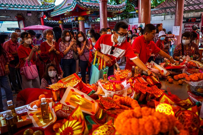 Orang-orang berdoa di kuil Tionghoa pada Tahun Baru Imlek di Bangkok, Thailand, 29 Januari 2025. (REUTERS/Athit Perawongmetha) Orang-orang berdoa di kuil Tionghoa pada Tahun Baru Imlek di Bangkok, Thailand, 29 Januari 2025. (REUTERS/Athit Perawongmetha)