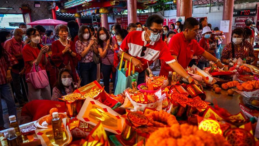 Orang-orang berdoa di kuil Tionghoa pada Tahun Baru Imlek di Bangkok, Thailand, 29 Januari 2025. (REUTERS/Athit Perawongmetha)