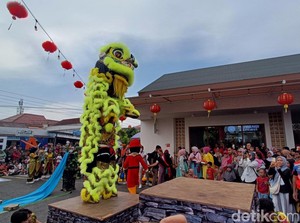 Atraksi Barongsai Hibur Penumpang KA di Stasiun Purwokerto
