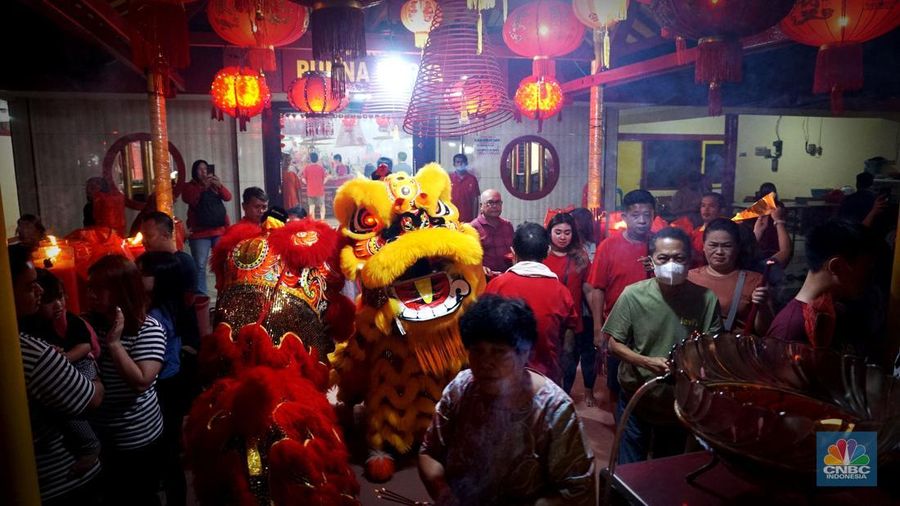 Pertunjukan Barongsai atau Naga saat perayaan Tahun Baru Imlek 2025 di Vihara Punna Karya, Curug Kulon, Kabupaten Tangerang, Banten, Selasa (28/1/2025) malam. (CNBC Indonesia/Muhammad Sabki)