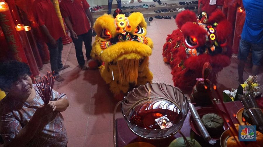 Pertunjukan Barongsai atau Naga saat perayaan Tahun Baru Imlek 2025 di Vihara Punna Karya, Curug Kulon, Kabupaten Tangerang, Banten, Selasa (28/1/2025) malam. (CNBC Indonesia/Muhammad Sabki)