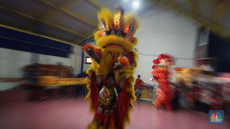 Pertunjukan Barongsai atau Naga saat perayaan Tahun Baru Imlek 2025 di Vihara Punna Karya, Curug Kulon, Kabupaten Tangerang, Banten, Selasa (28/1/2025) malam. (CNBC Indonesia/Muhammad Sabki) Pertunjukan Barongsai atau Naga saat perayaan Tahun Baru Imlek 2025 di Vihara Punna Karya, Curug Kulon, Kabupaten Tangerang, Banten, Selasa (28/1/2025) malam. (CNBC Indonesia/Muhammad Sabki)