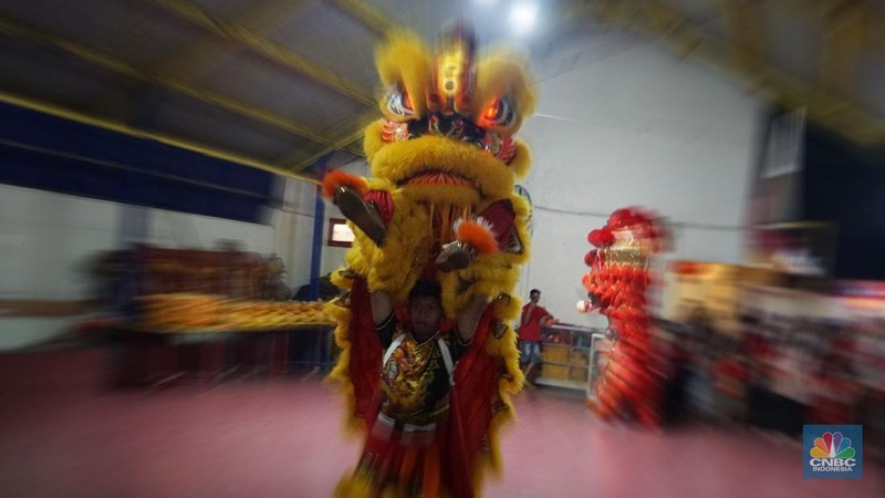 Pertunjukan Barongsai atau Naga saat perayaan Tahun Baru Imlek 2025 di Vihara Punna Karya, Curug Kulon, Kabupaten Tangerang, Banten, Selasa (28/1/2025) malam. (CNBC Indonesia/Muhammad Sabki)