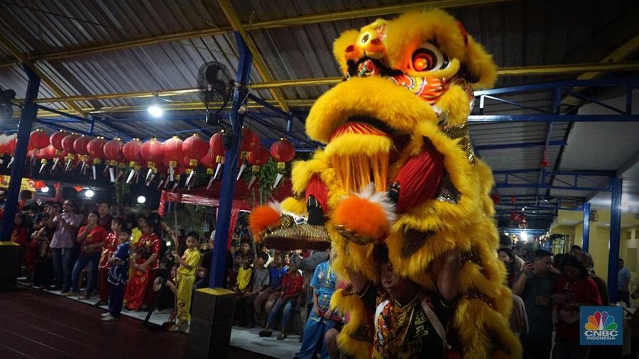 Pertunjukan Barongsai atau Naga saat perayaan Tahun Baru Imlek 2025 di Vihara Punna Karya, Curug Kulon, Kabupaten Tangerang, Banten, Selasa (28/1/2025) malam. (CNBC Indonesia/Muhammad Sabki)