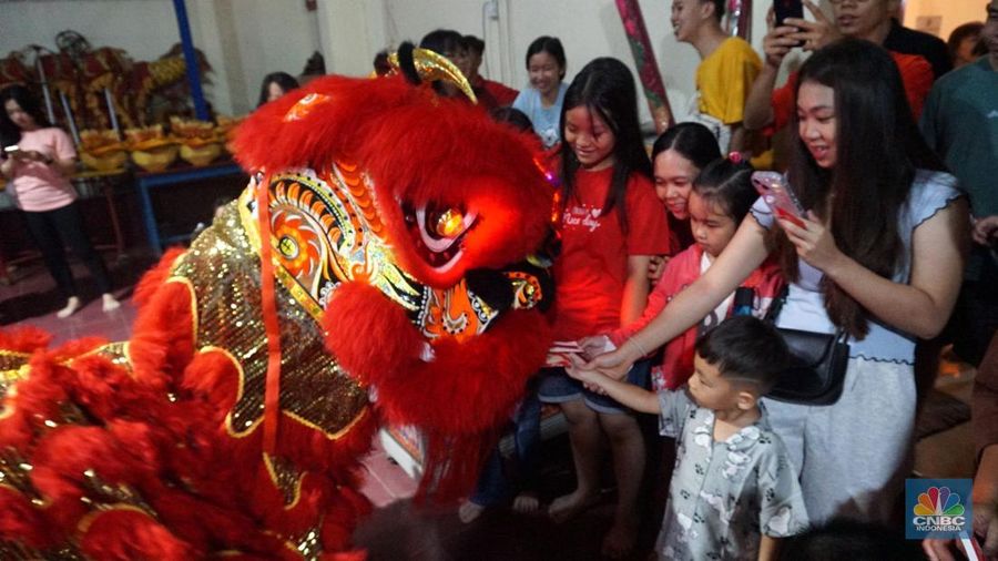 Pertunjukan Barongsai atau Naga saat perayaan Tahun Baru Imlek 2025 di Vihara Punna Karya, Curug Kulon, Kabupaten Tangerang, Banten, Selasa (28/1/2025) malam. (CNBC Indonesia/Muhammad Sabki)