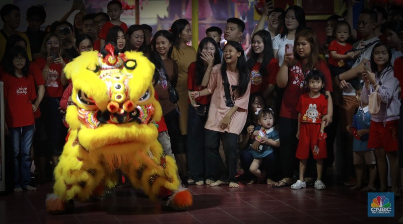 Pertunjukan Barongsai atau Naga saat perayaan Tahun Baru Imlek 2025 di Vihara Punna Karya, Curug Kulon, Kabupaten Tangerang, Banten, Selasa (28/1/2025) malam. (CNBC Indonesia/Muhammad Sabki) Pertunjukan Barongsai atau Naga saat perayaan Tahun Baru Imlek 2025 di Vihara Punna Karya, Curug Kulon, Kabupaten Tangerang, Banten, Selasa (28/1/2025) malam. (CNBC Indonesia/Muhammad Sabki)