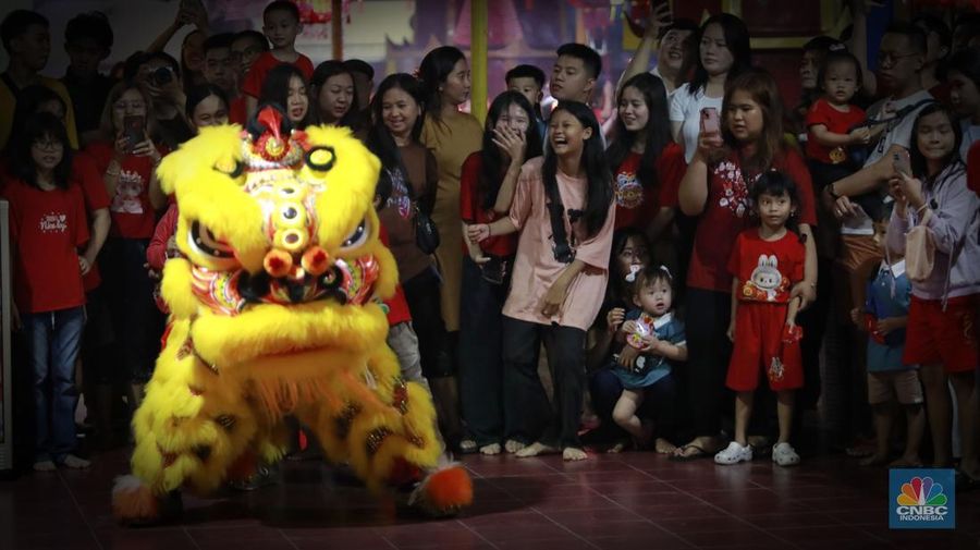 Pertunjukan Barongsai atau Naga saat perayaan Tahun Baru Imlek 2025 di Vihara Punna Karya, Curug Kulon, Kabupaten Tangerang, Banten, Selasa (28/1/2025) malam. (CNBC Indonesia/Muhammad Sabki)