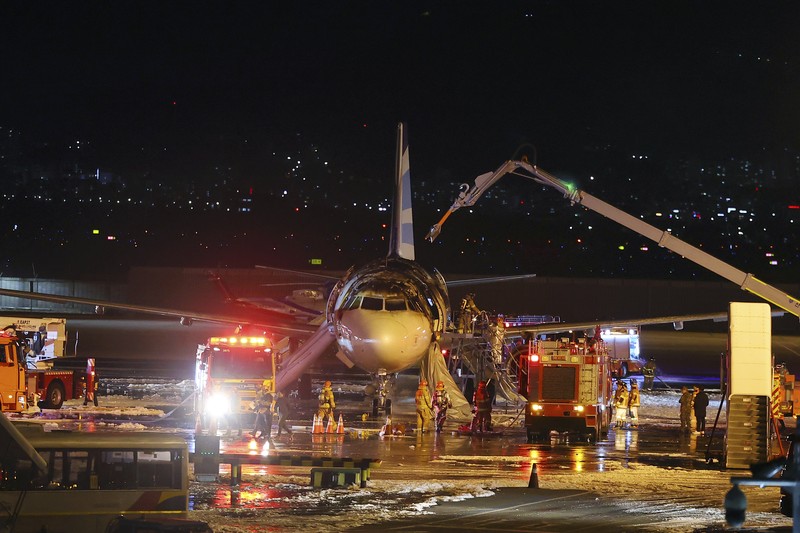 Petugas pemadam kebakaran berupaya memadamkan api pada pesawat Air Busan di Bandara Internasional Gimhae di Busan, Korea Selatan, Selasa (28/1/2025). (Son Hyung-joo/Yonhap via AP) Petugas pemadam kebakaran berupaya memadamkan api pada pesawat Air Busan di Bandara Internasional Gimhae di Busan, Korea Selatan, Selasa (28/1/2025). (Son Hyung-joo/Yonhap via AP)