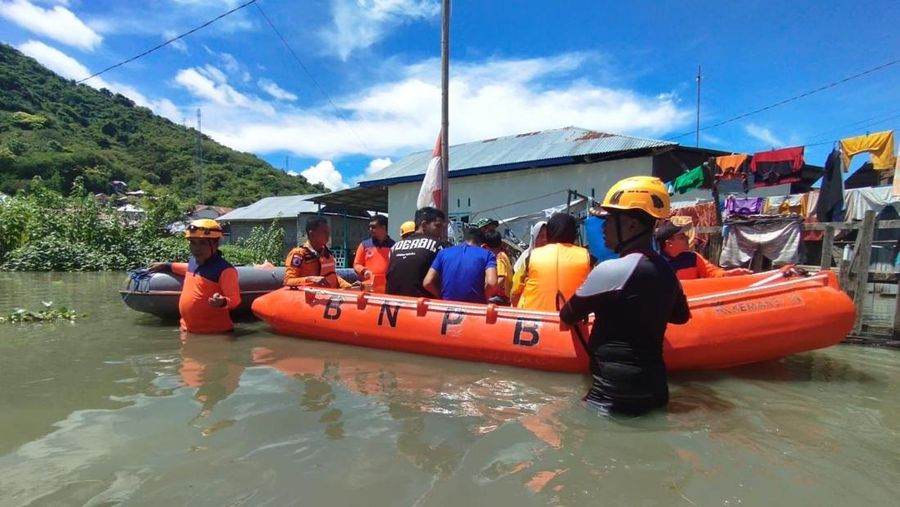 Proses evakuasi warga terdampak banjir di Kota Gorontalo, Provinsi Gorontalo, Sabtu (25/1), oleh tim gabungan. (Dok. BPBD Kota Gorontalo)