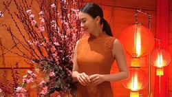 Serba Merah Raline Shah Nikmati Imlek dan Makan Salad Yu Sheng