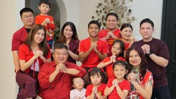 Intip Momen Tradisi Imlek Sarwendah Bareng Keluarga dan Anak-anak
