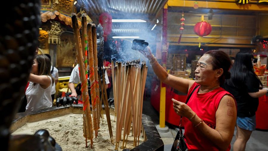 Orang-orang berdoa di kuil Tionghoa pada Tahun Baru Imlek di Bangkok, Thailand, 29 Januari 2025. (REUTERS/Athit Perawongmetha)