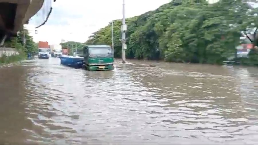 Genangan Air sekitar 30 Cm di KM 31.200 Tol Sedyatmo Exit Cengkareng arah Bandara Soetta. (X/TMCPoldaMetro)