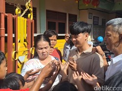 Berburu Angpao di Kelenteng, Anak-anak Girang Bukan Kepalang Berburu Angpao di Kelenteng, Anak-anak Girang Bukan Kepalang