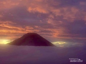 Memburu Matahari Emas di Desa Tertinggi Pulau Jawa