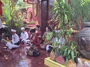 Kenakan Pakaian Adat Bali, Umat Hindu-Buddha Rayakan Imlek di Kongco Dwipayana