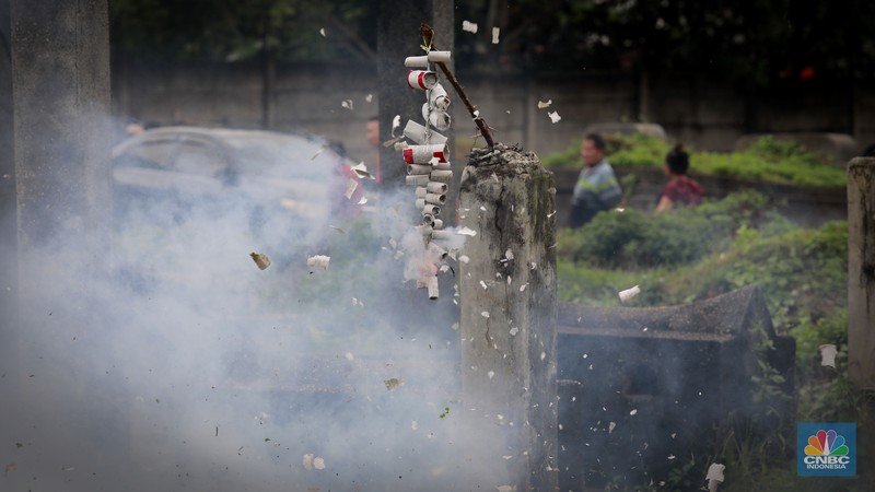 Warga keturunan Tionghoa (Cina Benteng) melakukan ziarah kubur atau dikenal dengan istilah Maybong, di Pemakaman Kawasan Panongan, Tanggerang, Banten, Rabu (29/1/20225). (վ/Muhammad Sabki)