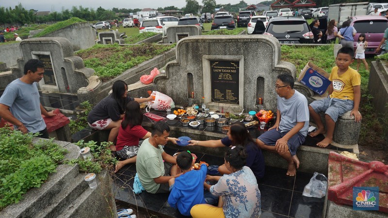 Warga keturunan Tionghoa (Cina Benteng) melakukan ziarah kubur atau dikenal dengan istilah Maybong, di Pemakaman Kawasan Panongan, Tanggerang, Banten, Rabu (29/1/20225). (վ/Muhammad Sabki)