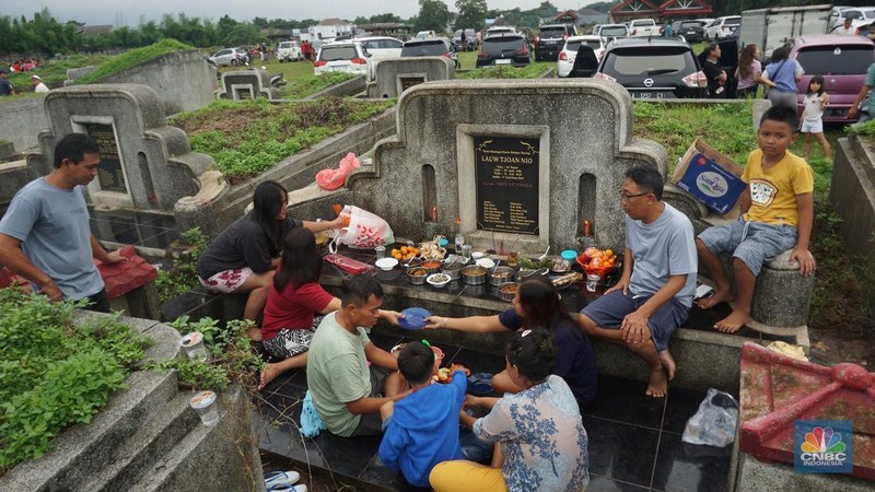 Warga keturunan Tionghoa (Cina Benteng) melakukan ziarah kubur atau dikenal dengan istilah Maybong, di Pemakaman Kawasan Panongan, Tanggerang, Banten, Rabu (29/1/20225). (վ/Muhammad Sabki)