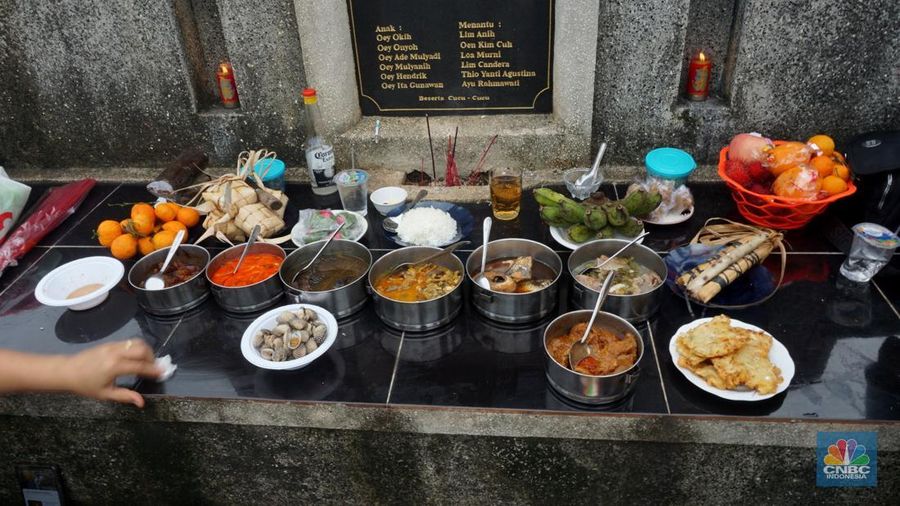 Warga keturunan Tionghoa (Cina Benteng) melakukan ziarah kubur atau dikenal dengan istilah Maybong, di Pemakaman Kawasan Panongan, Tanggerang, Banten, Rabu (29/1/20225). (CNBC Indonesia/Muhammad Sabki)