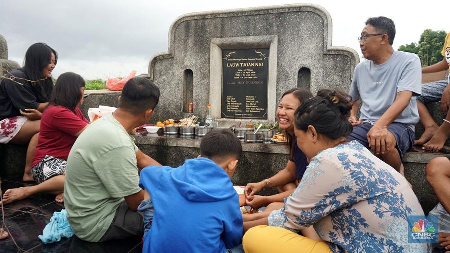 Warga keturunan Tionghoa (Cina Benteng) melakukan ziarah kubur atau dikenal dengan istilah Maybong, di Pemakaman Kawasan Panongan, Tanggerang, Banten, Rabu (29/1/20225). (CNBC Indonesia/Muhammad Sabki)