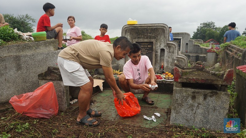Warga keturunan Tionghoa (Cina Benteng) melakukan ziarah kubur atau dikenal dengan istilah Maybong, di Pemakaman Kawasan Panongan, Tanggerang, Banten, Rabu (29/1/20225). (վ/Muhammad Sabki)