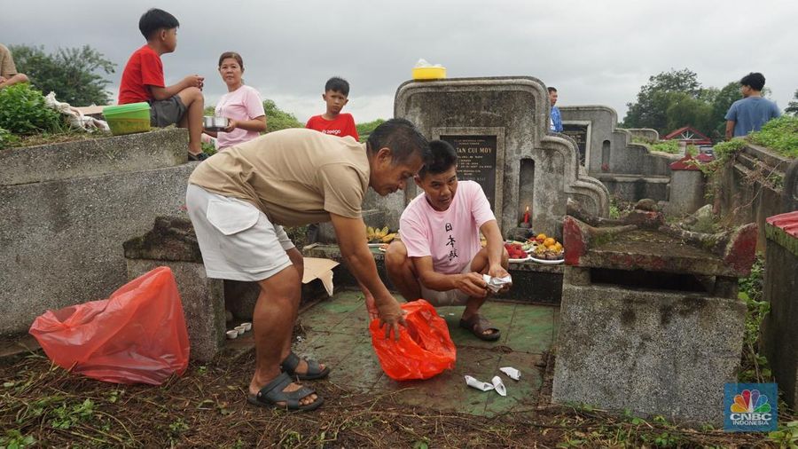 Warga keturunan Tionghoa (Cina Benteng) melakukan ziarah kubur atau dikenal dengan istilah Maybong, di Pemakaman Kawasan Panongan, Tanggerang, Banten, Rabu (29/1/20225). (CNBC Indonesia/Muhammad Sabki)