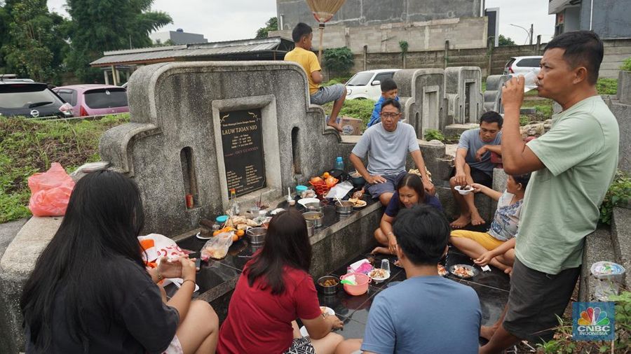 Warga keturunan Tionghoa (Cina Benteng) melakukan ziarah kubur atau dikenal dengan istilah Maybong, di Pemakaman Kawasan Panongan, Tanggerang, Banten, Rabu (29/1/20225). (CNBC Indonesia/Muhammad Sabki)