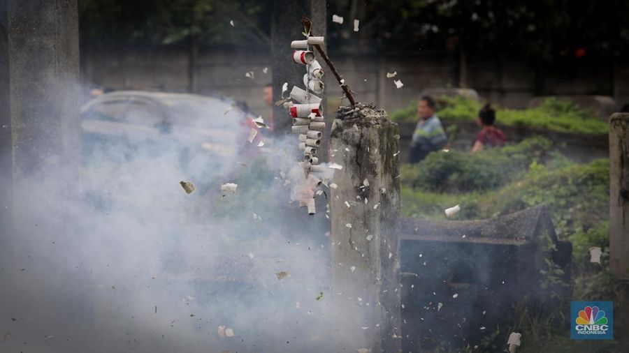 Warga keturunan Tionghoa (Cina Benteng) melakukan ziarah kubur atau dikenal dengan istilah Maybong, di Pemakaman Kawasan Panongan, Tanggerang, Banten, Rabu (29/1/20225). (CNBC Indonesia/Muhammad Sabki)