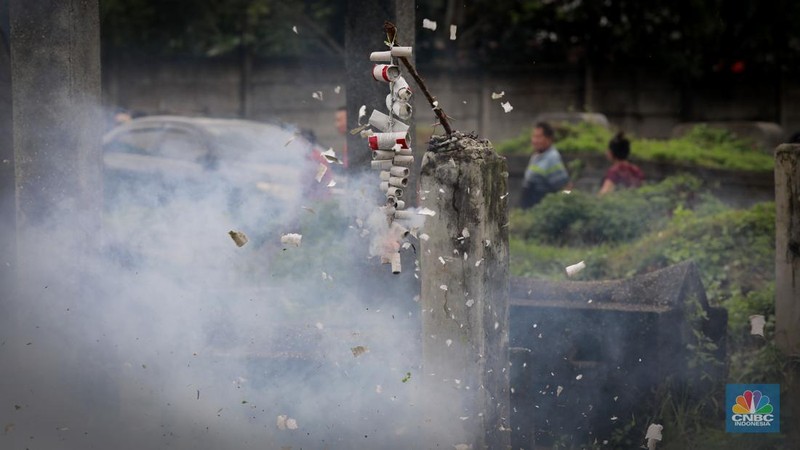 Warga keturunan Tionghoa (Cina Benteng) melakukan ziarah kubur atau dikenal dengan istilah Maybong, di Pemakaman Kawasan Panongan, Tanggerang, Banten, Rabu (29/1/20225). (վ/Muhammad Sabki)