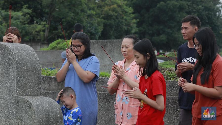 Warga keturunan Tionghoa (Cina Benteng) melakukan ziarah kubur atau dikenal dengan istilah Maybong, di Pemakaman Kawasan Panongan, Tanggerang, Banten, Rabu (29/1/20225). (CNBC Indonesia/Muhammad Sabki)