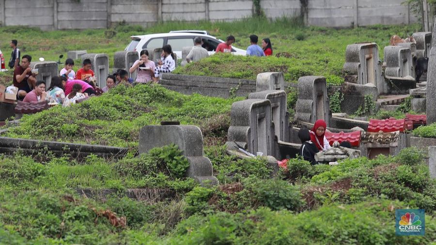 Warga keturunan Tionghoa (Cina Benteng) melakukan ziarah kubur atau dikenal dengan istilah Maybong, di Pemakaman Kawasan Panongan, Tanggerang, Banten, Rabu (29/1/20225). (CNBC Indonesia/Muhammad Sabki)