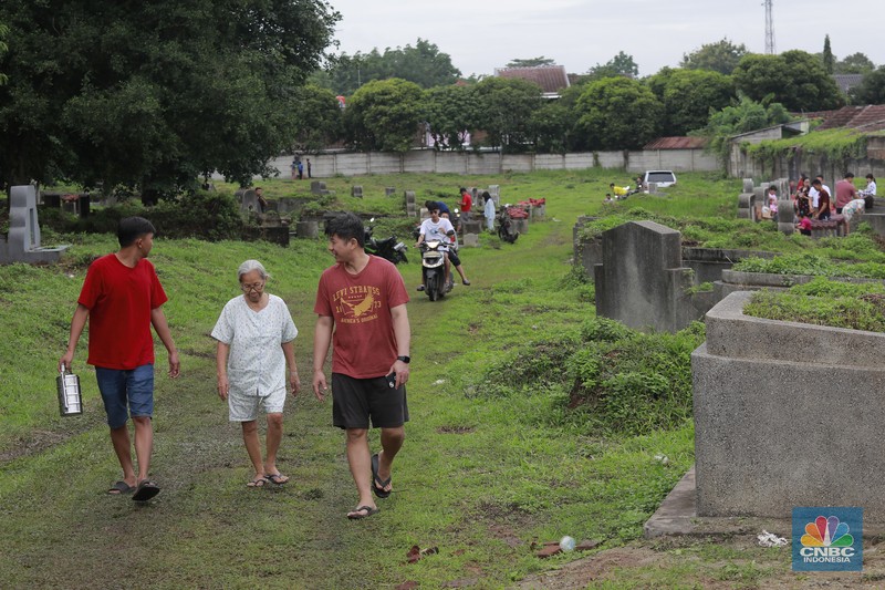 Warga keturunan Tionghoa (Cina Benteng) melakukan ziarah kubur atau dikenal dengan istilah Maybong, di Pemakaman Kawasan Panongan, Tanggerang, Banten, Rabu (29/1/20225). (վ/Muhammad Sabki)