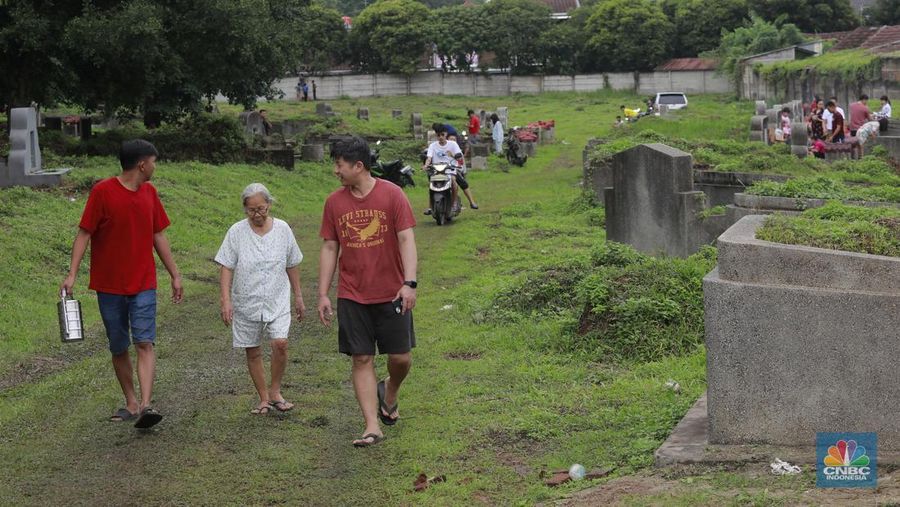 Warga keturunan Tionghoa (Cina Benteng) melakukan ziarah kubur atau dikenal dengan istilah Maybong, di Pemakaman Kawasan Panongan, Tanggerang, Banten, Rabu (29/1/20225). (CNBC Indonesia/Muhammad Sabki)