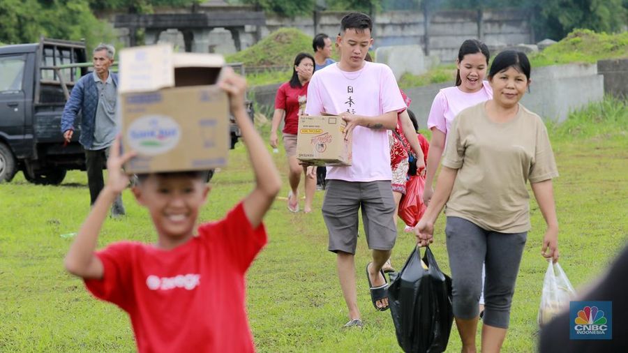 Warga keturunan Tionghoa (Cina Benteng) melakukan ziarah kubur atau dikenal dengan istilah Maybong, di Pemakaman Kawasan Panongan, Tanggerang, Banten, Rabu (29/1/20225). (CNBC Indonesia/Muhammad Sabki)