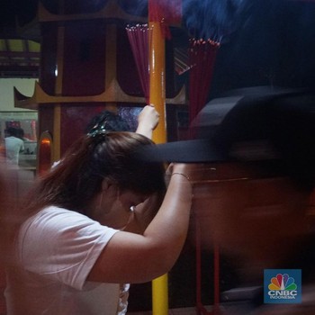 Potret Khidmat Warga Tionghoa Jalani Sembahyang Imlek di Vihara