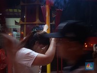Potret Khidmat Warga Tionghoa Jalani Sembahyang Imlek di Vihara