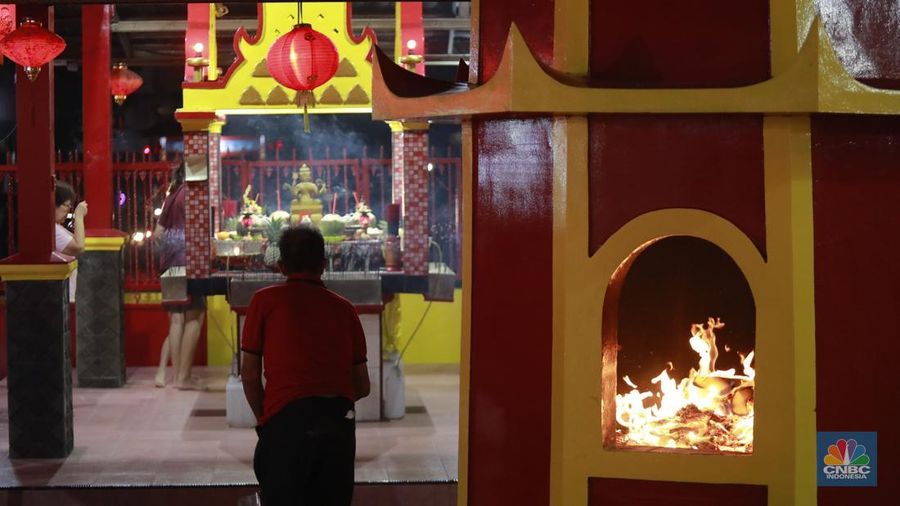 Warga keturunan Tionghoa memanjatkan doa di Vihara Punna Karya, Curug Kulon, Kabupaten Tangerang, Banten, Selasa (28/1/2025) malam. (CNBC Indonesia/Muhammad Sabki)