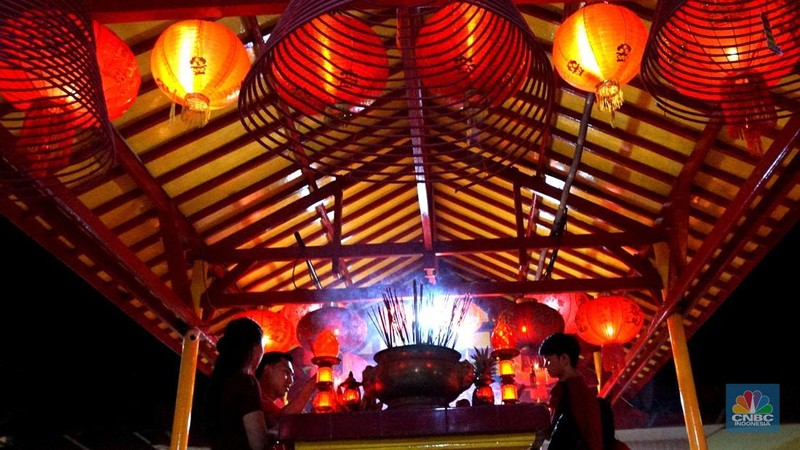 Warga keturunan Tionghoa memanjatkan doa di Vihara Punna Karya, Curug Kulon, Kabupaten Tangerang, Banten, Selasa (28/1/2025) malam. (վ/Muhammad Sabki)
