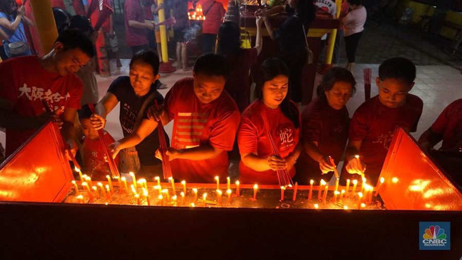 Warga keturunan Tionghoa memanjatkan doa di Vihara Punna Karya, Curug Kulon, Kabupaten Tangerang, Banten, Selasa (28/1/2025) malam. (CNBC Indonesia/Muhammad Sabki) Warga keturunan Tionghoa memanjatkan doa di Vihara Punna Karya, Curug Kulon, Kabupaten Tangerang, Banten, Selasa (28/1/2025) malam. (CNBC Indonesia/Muhammad Sabki)
