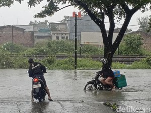 Jalan Muktiharjo Raya Semarang Banjir, Sejumlah Motor Mogok