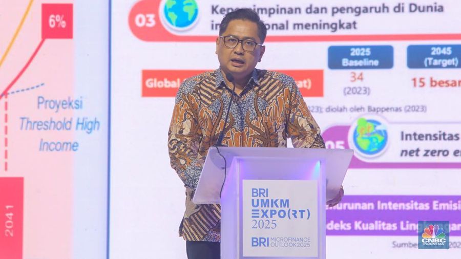 Direktur Perencanaan Makro dan Analisis Statistik Bappenas, Eka Chandra Buana dalam acara BRI Microfinance Outlook 2025 di Nusantara Hall, ICE BSD, Tangerang, Banten, Kamis (30/1/2025). (CNBC Indonesia/Faisal Rahman)